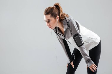 Ayakta istirahat kulaklık yorgun genç sporcumuz