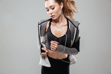 Spor giyim içinde bir genç fitness kadın Resim kırpılmış