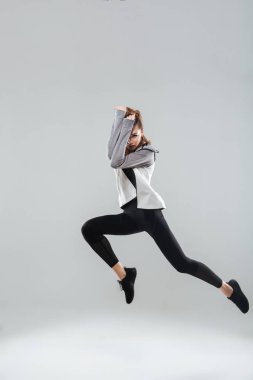 Tam uzunlukta bir genç çekici fitness kadın portresi