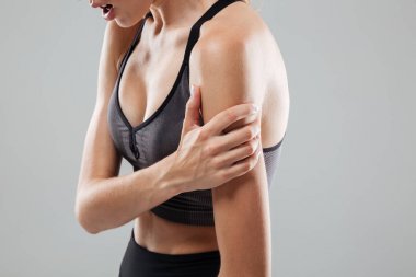 Genç bir kadının acı Resim kırpılmış