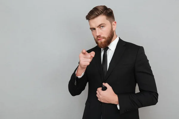 Hombre de negocios guapo de confianza en traje apuntando con el dedo a la cámara — Foto de Stock