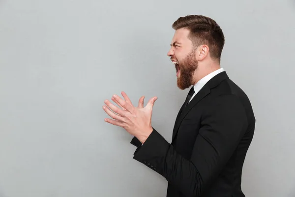 Homem de fato a gritar e a gesticular com as mãos — Fotografia de Stock