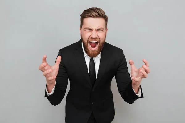 Retrato de um homem barbudo furioso de terno gritando — Fotografia de Stock