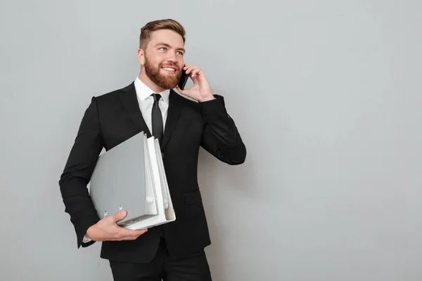 Sorrindo barbudo homem de terno falando no smartphone — Fotografia de Stock