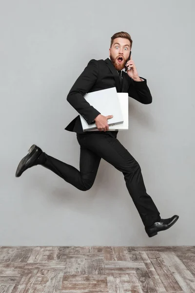Celovečerní podoba šokován vousatý muž v obleku — Stock fotografie