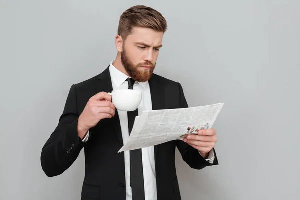 Bonito jovem empresário beber xícara de café — Fotografia de Stock