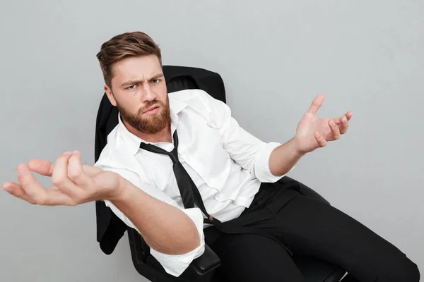 Незадоволений втомлений бізнесмен сидить у кріслі — стокове фото
