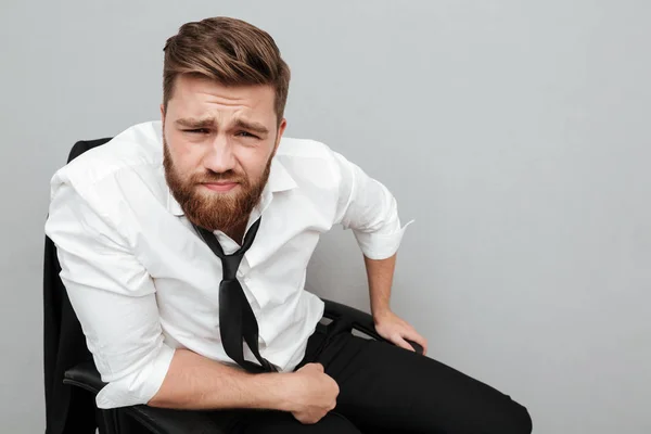 Retrato de cerca de un joven frunciendo el ceño — Foto de Stock