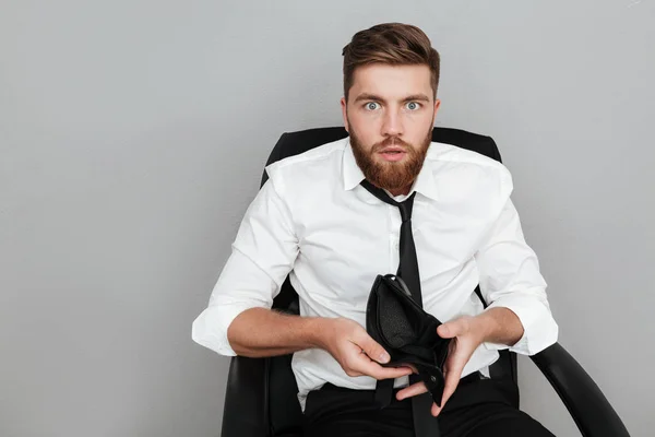 Shocked bearded man in white shirt showing empty wallet — Stock Photo, Image