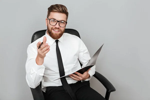 Feliz hombre de negocios sonriente en gafas con carpeta — Foto de Stock