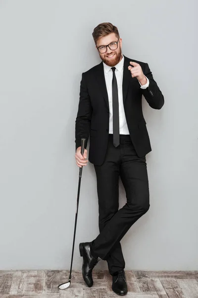 Ritratto completo di un uomo d'affari barbuto sorridente in giacca e cravatta — Foto Stock