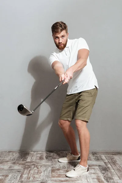 Image pleine longueur d'un golfeur jouant au golf — Photo