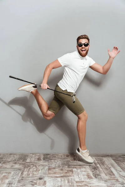 Tam boy görüntü mutlu komik golfçü güneş gözlüğü — Stok fotoğraf