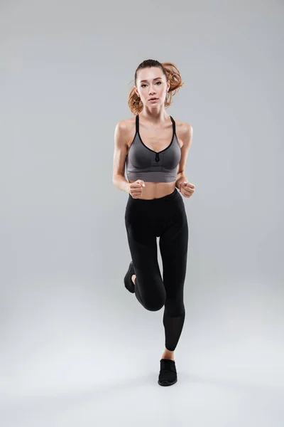 Retrato de cuerpo entero de una joven en ropa deportiva — Foto de Stock