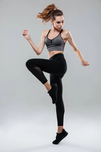 Ganzkörperporträt einer Fitness-Frau in Sportbekleidung, die posiert — Stockfoto