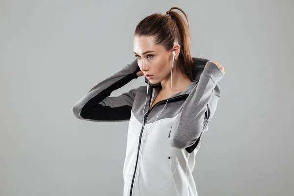 Jovem mulher fitness saudável em fones de ouvido posando — Fotografia de Stock