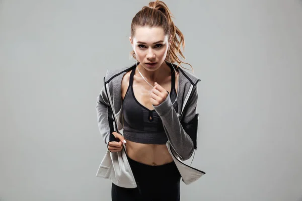 Cropped image of a concentrated fitness woman in sportswear — Stock Photo, Image