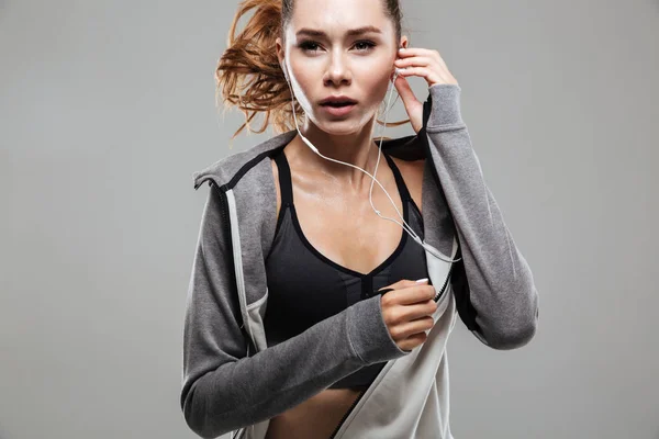 Beskuren bild av en ung frisk fitness kvinna i sportkläder — Stockfoto