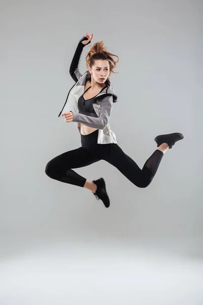 Retrato de larga duración de una joven mujer sana en ropa deportiva — Foto de Stock