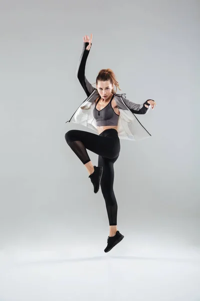 Retrato de cuerpo entero de una mujer bonita en ropa deportiva —  Fotos de Stock