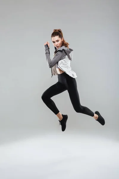 Retrato de comprimento total de uma mulher fitness confiante em sportswear — Fotografia de Stock