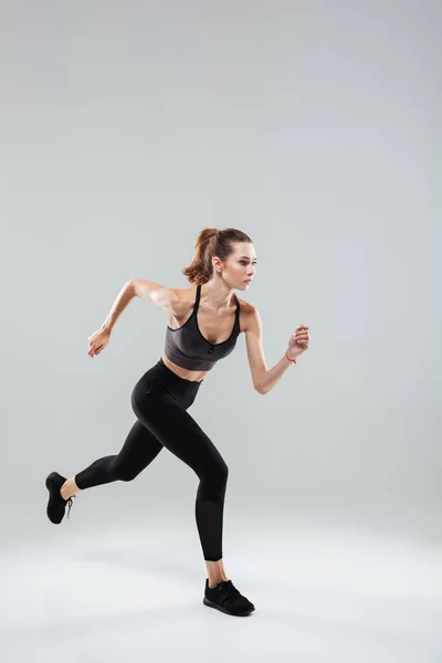 Imagem vertical da mulher Sport correndo em estúdio — Fotografia de Stock