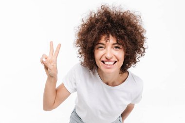 Kıvırcık saçlı genç gülümseyen kadın kapatmak