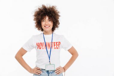 Gülümseyen casual kadın rozeti ile gönüllü t-shirt giymiş