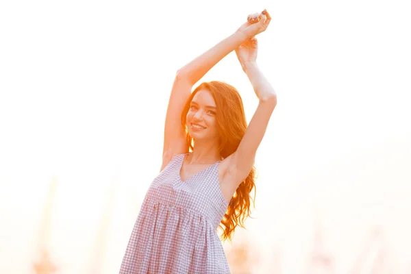 Hübsches lächelndes Ingwermädchen im Kleid — Stockfoto