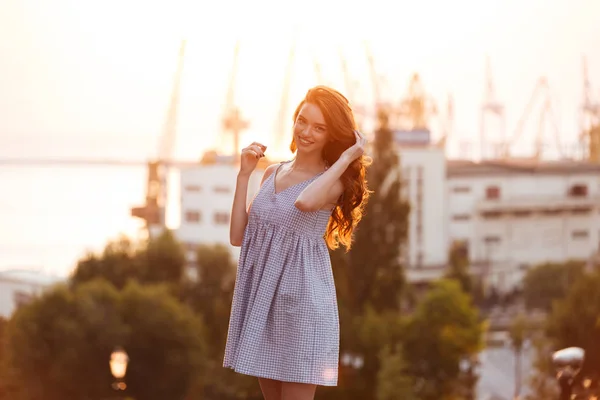 Schönheit junge Ingwermädchen im Kleid posiert auf dem Sonnenuntergang — Stockfoto