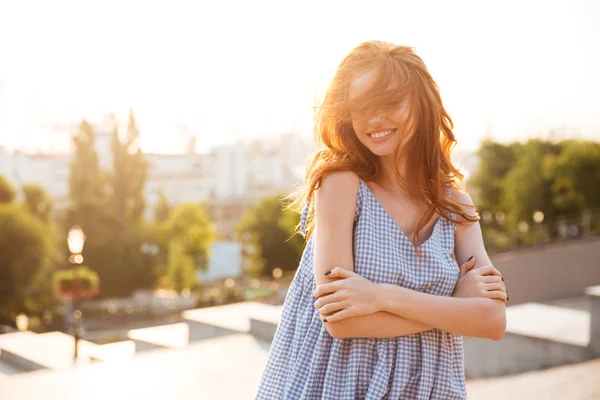 Atractiva chica feliz de pie con los brazos cruzados —  Fotos de Stock