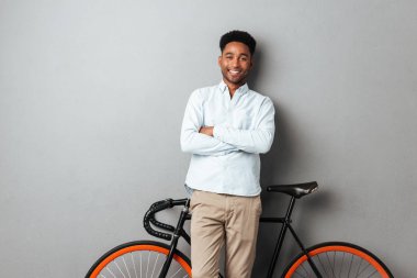 Mutlu Afrika adam Bisiklet ayakta