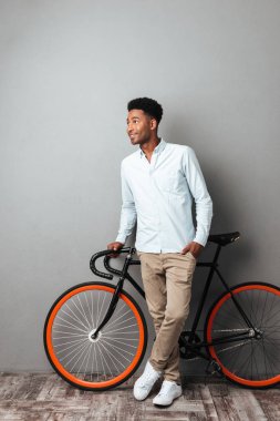 Adam izole Bisiklet ayakta