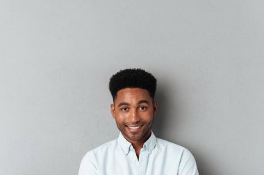 Kameraya bakarak Afrikalı bir adam portresi kapatın