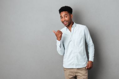 Mutlu Afrika adam parmakla kopya alanı, heyecanlı