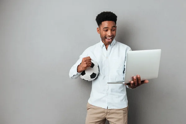 Ενθουσιασμένος afro Αμερικανός άνδρας βλέπει οθόνη φορητού υπολογιστή — Φωτογραφία Αρχείου