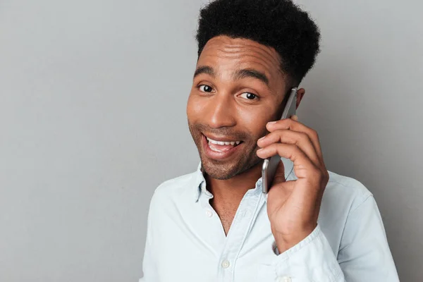 Närbild porträtt av en lyckligt leende afrikansk man — Stockfoto