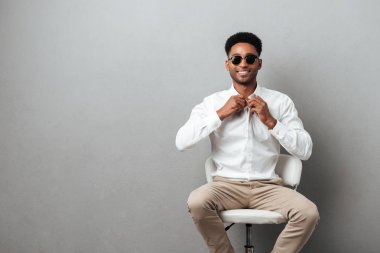 Gülümseyen Afrika delikanlı güneş gözlüğü