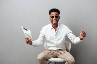 Afrikalı insan gazete tutan mutlu heyecanlı