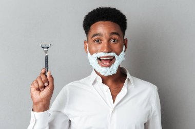 Mutlu neşeli Afrika adam yüzüne traş köpüğü ile