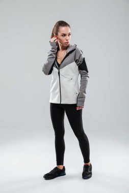 Tam boy görüntü sıcak giysiler içinde bir spor kadın