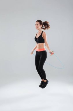 İp atlama ile atlama fitness kadın tam boy görüntü