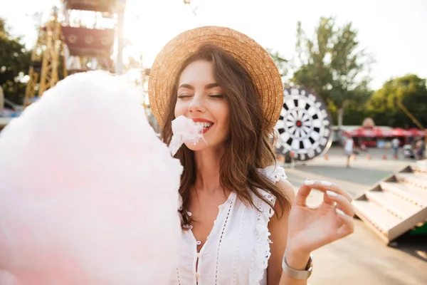 Retrato de cerca de una joven comiendo algodón de azúcar — Foto de Stock