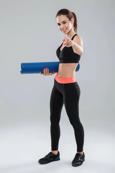 Full length picture of happy fitness woman holding fitness mat — Stock Photo, Image