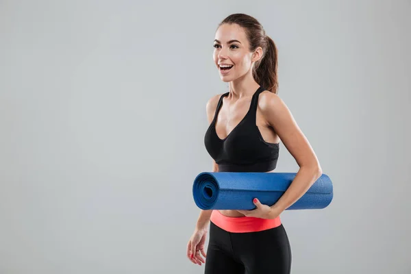 Fitness kadın fitness mat ile gülüyor — Stok fotoğraf
