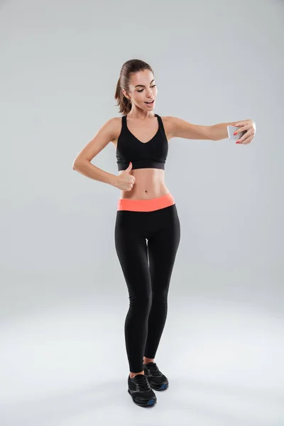 Full length picture of happy fitness woman showing thumb up — Stock Photo, Image