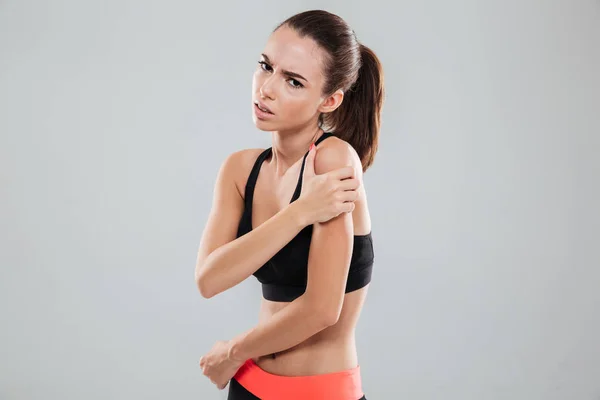 Sidovy av upprörd fitness kvinna med smärta — Stockfoto