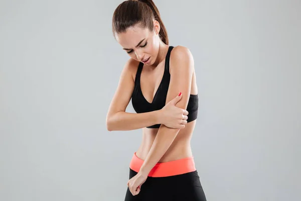 Ung Fitness kvinna med smärta i ALN — Stockfoto