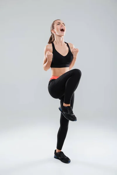 Full längd bild av glada skrikande fitness kvinna — Stockfoto