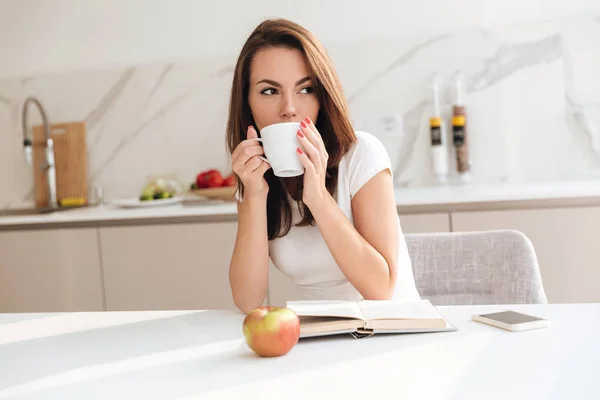 Ganska ung kvinna dricker kaffe — Stockfoto
